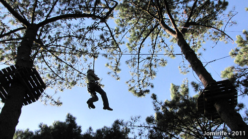 Parque Aventura: Slide agarrado a uma corda