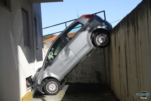 Acidente de carro caiu num buraco (Figueira da Foz