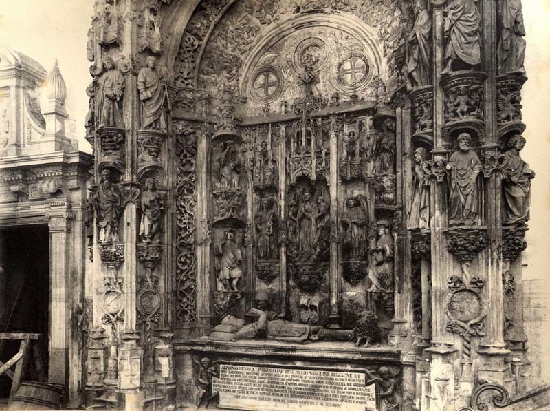 Mosteiro de Santa Cruz. Túmulo de D. Afonso Henri Mosteiro de Santa Cruz. Túmulo de D. Afonso Henri