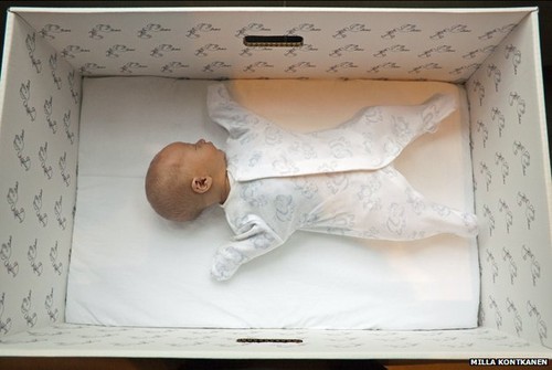 Bebe a dormir numa caixa de papelão