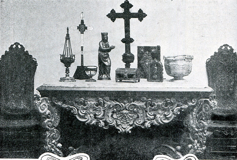 Exposição de vários objetos religiosos.jpg