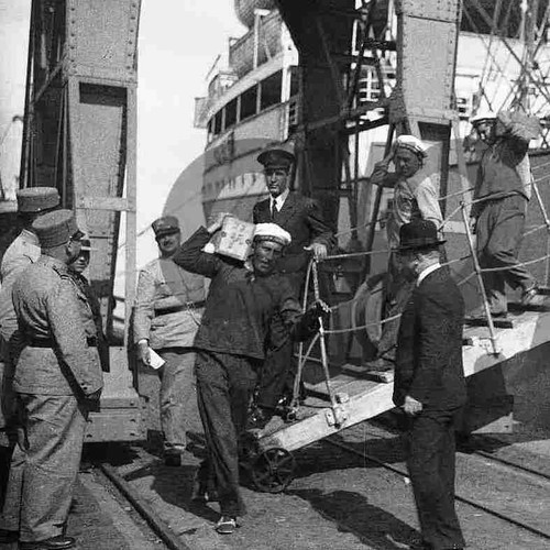Desembarque de caixotes com ouro destinados ao Banco de Portugal («O Século, 31/III/1937)