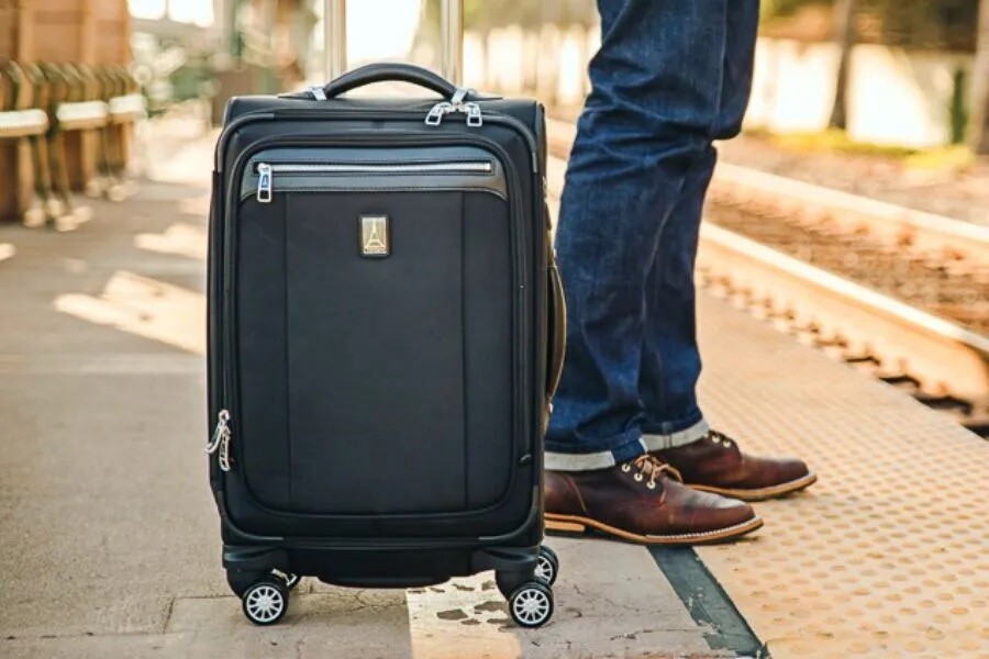 ViajarMalaEsperaComboio.jpg