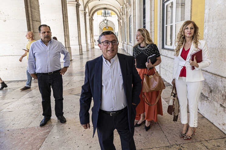 Atirar as botas para o lado de lá da margem do rio