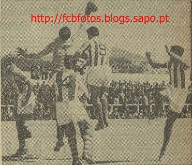 1955-56-setubal-fcb-isidoro defende.jpg