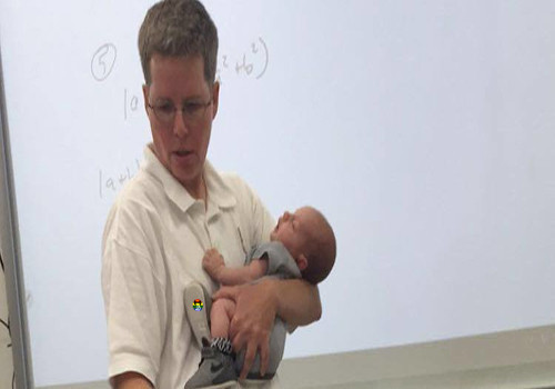 HD Professor segura filho de aluno enquanto dá au