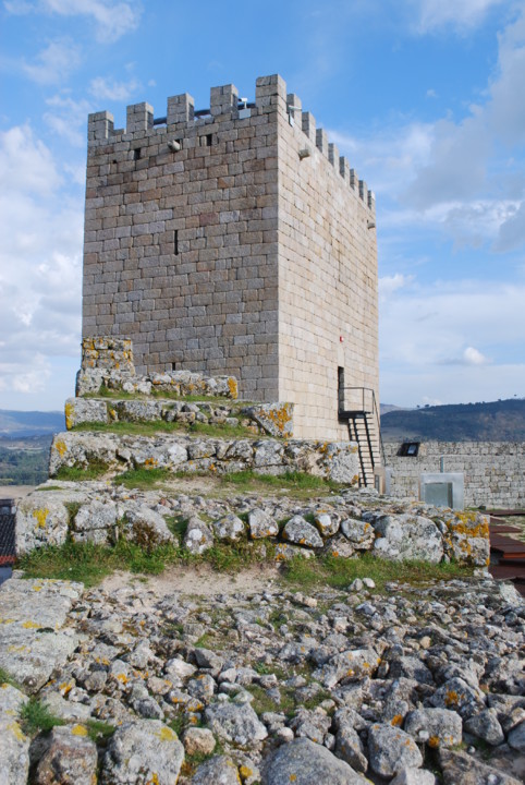 Castelo_de_Celorico_da_Beira_-_Torreão.jpg