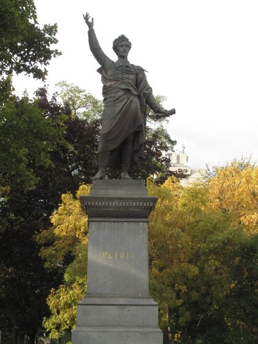Budapeste: estátua do poeta Petöfi Sándor