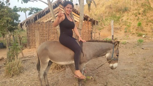 1Rayane a cavalo num burro.jpg 1Rayane a cavalo num burro.jpg