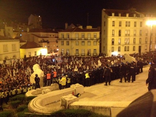 Policias em frente ao parlamento