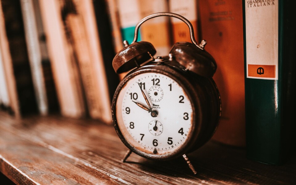 Old_alarm_clock_on_the_bookshelf_-_50233824038 (1)