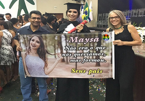HD Faixa de licenciatura demasiado honesta.jpg