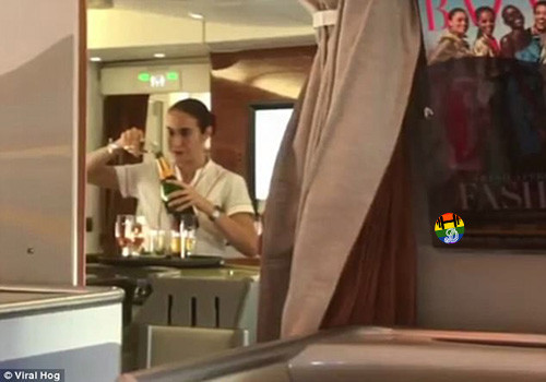 HD Enche garrafa com copos de champanhe já bebido