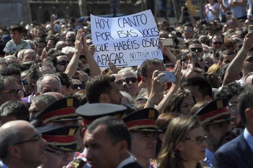 atentado-barcelona-silencio-cartaz.jpg atentado-barcelona-silencio-cartaz.jpg