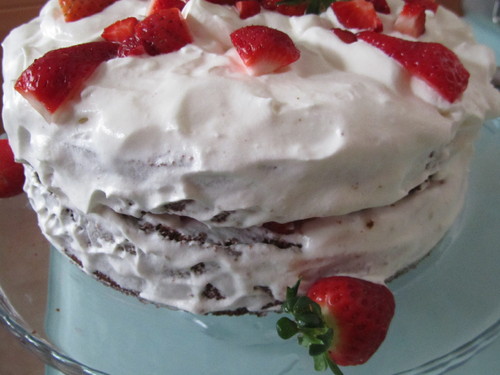 Bolo de chocolate com morangos