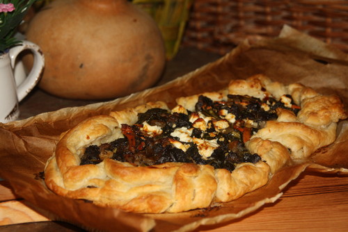 Tarte rústica de grelos e enchidos