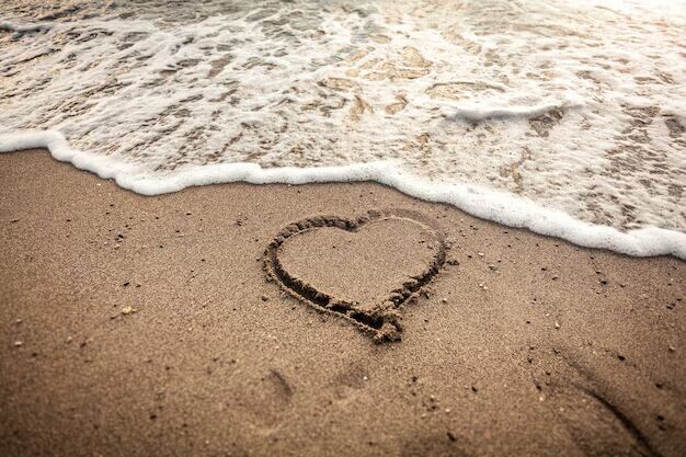 foto-tonificada-de-um-coracao-desenhado-na-areia-s