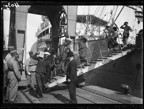 Desembarque de caixotes com ouro destinados ao Banco de Portugal («O Século, 31/III/1937)