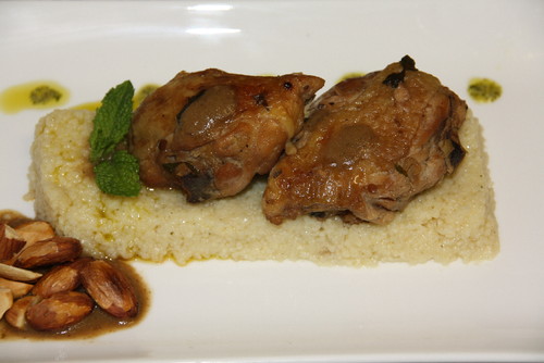 Frango com cuscuz e amêndoas torradas