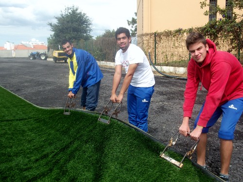 Trabalhos de colocação do tapete de relva sintético