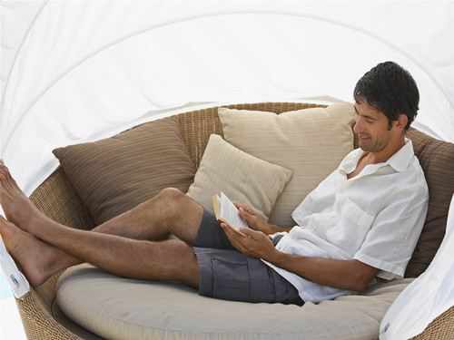 homem-deitado-lendo-um-livro-c02ef
