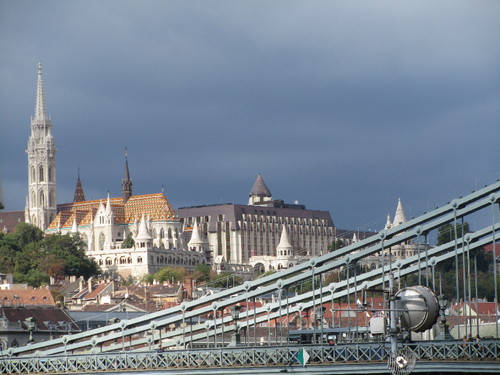 Budapeste - vista da Igreja Matias e do Bastião dos Pescadores da Ponte da Liberdade
