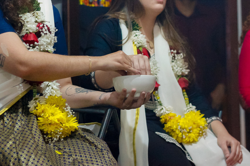 Casal lésbico brasileiro é 1º no mundo a se unir sob preceito Hare Krishna  - Guia Gay São Paulo