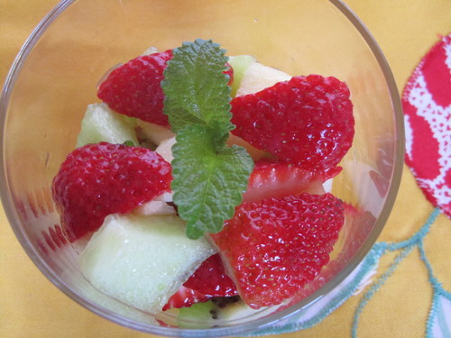 Salada de Frutas com Erva-cidreira