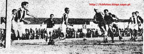 1956-57-fcb-torreense-duarte vai afastar a bola.pn 1956-57-fcb-torreense-duarte vai afastar a bola.pn