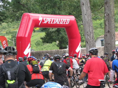 participantes junto ao arco de partida da Specialized