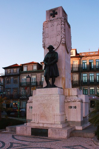 MONUMENTO GG.JPG