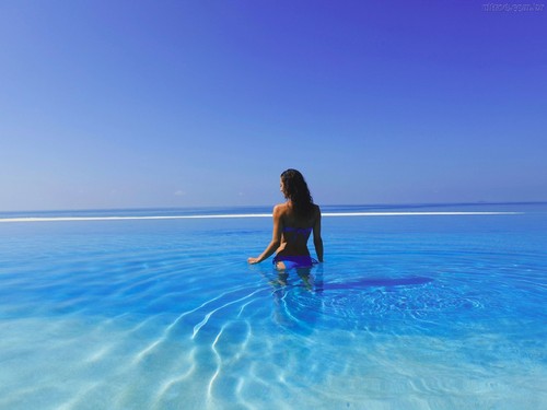 276735_Papel-de-Parede-Mulher-em-Um-Mar-de-Agua-Cr