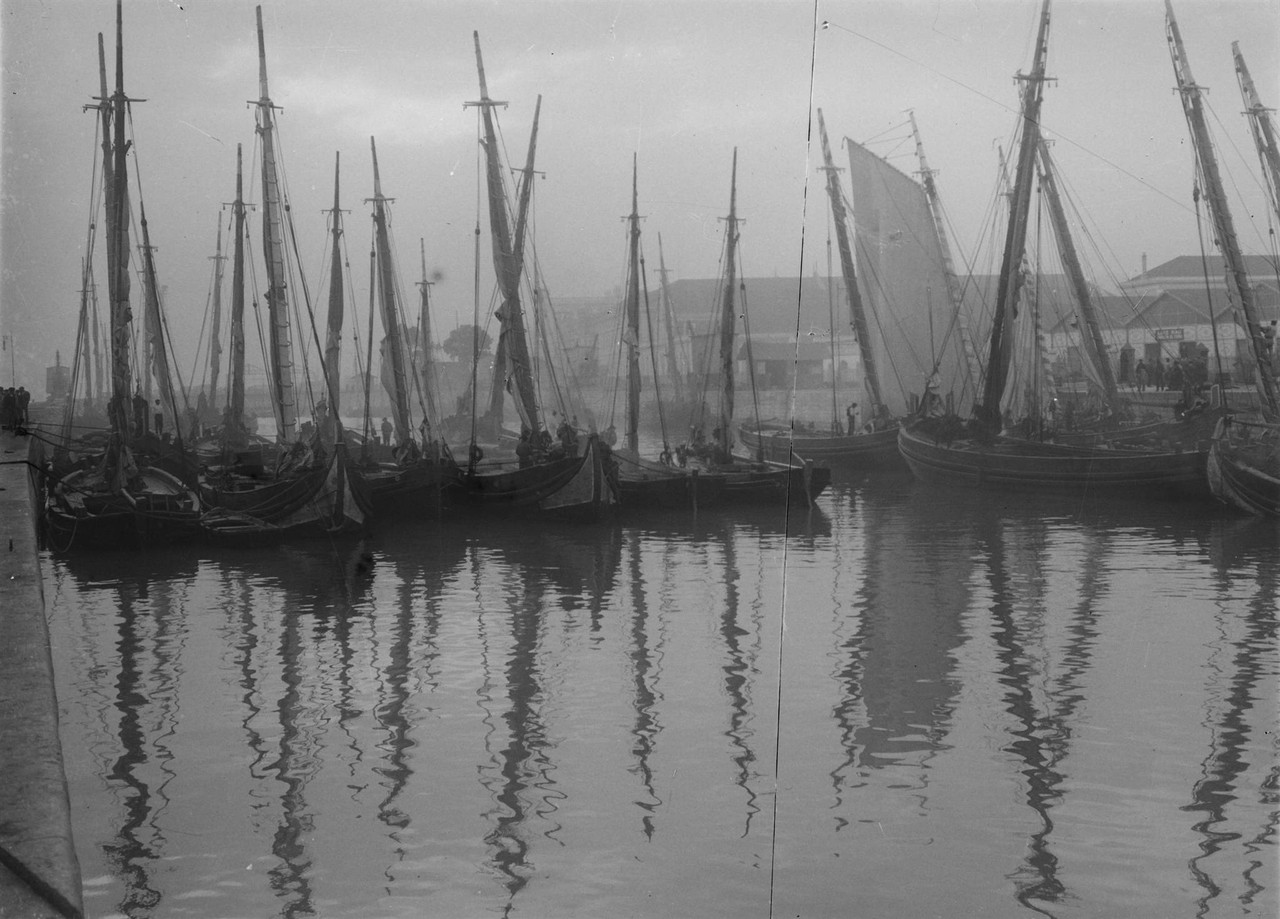 Fragatas na doca da Alfândega, 1912, foto de Josh