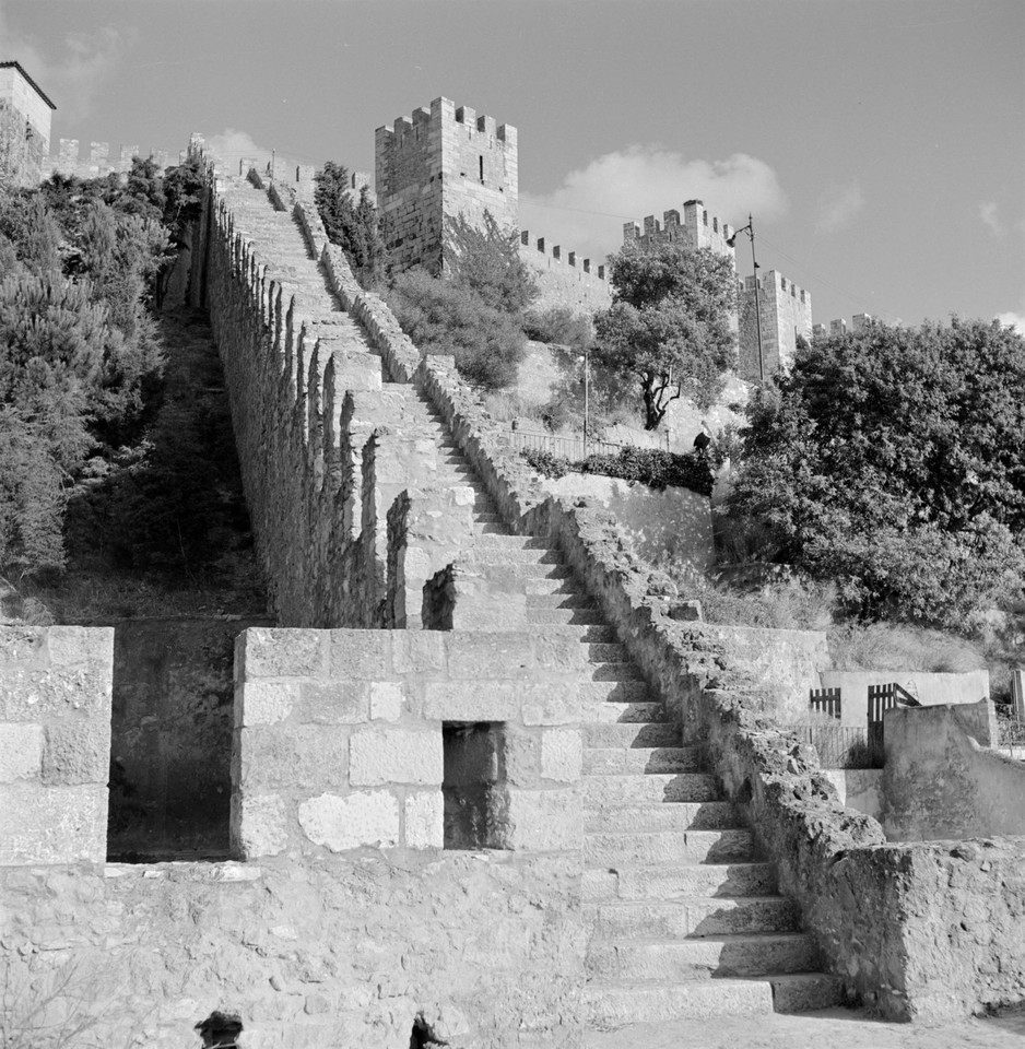 Castelo de São Jorge, escadaria que liga o adarve