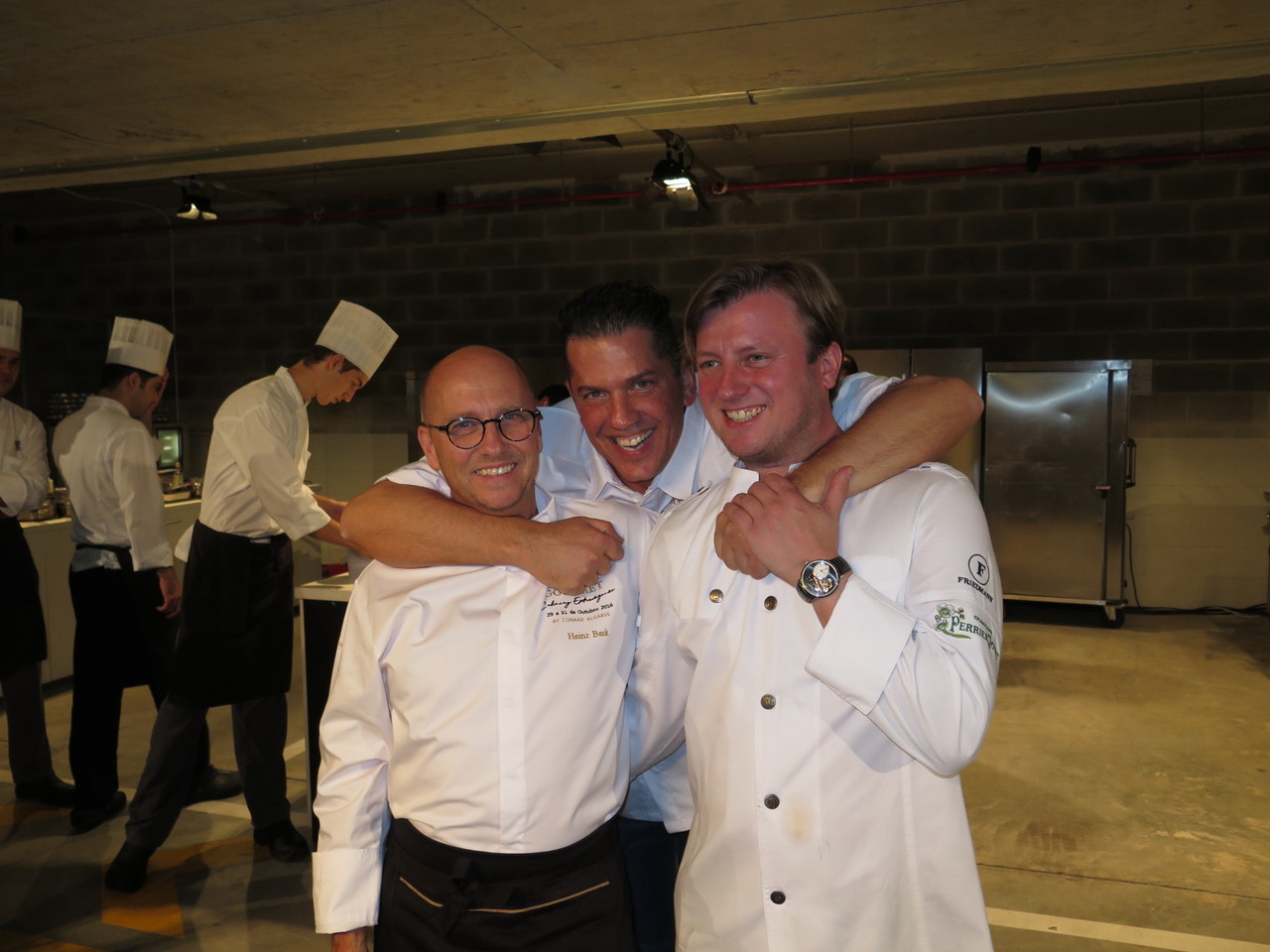 A boa disposição dos 3 chefs 3*** Michelin do Gourmet Culinary Gourmet Extravaganza: Heinz Beck, Jacob Jan Boerma e Kevin Fehling A boa disposição dos 3 chefs 3*** Michelin do Gourmet Culinary Gourmet Extravaganza: Heinz Beck, Jacob Jan Boerma e Kevin Fehling