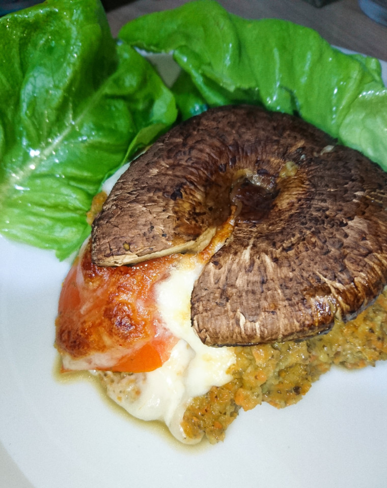Hambúrguer vegetariano com cogumelos Portobello. Hambúrguer vegetariano com cogumelos Portobello.