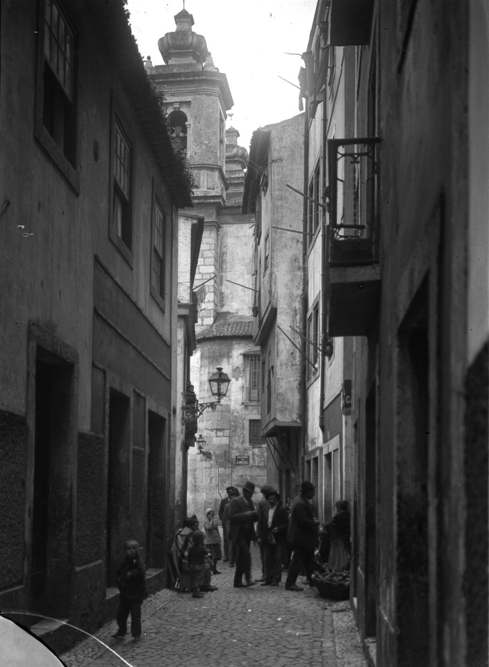 Rua e Igreja de São Miguel, 1899, foto de Machado