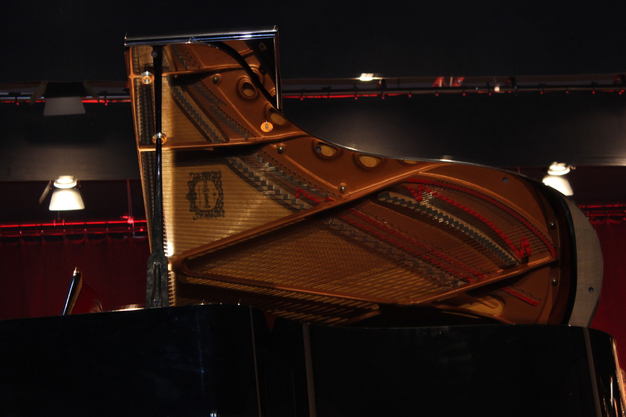 piano.JPG piano.JPG