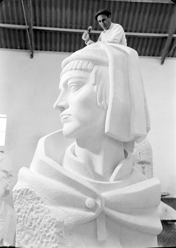 Grupo escultórico do Padrão dos Descobrimentos — pormenor.  Escultor: Leopoldo de Almeida e grupo de operários que trabalhou na passagem a gesso das figuras. Atelier da Avenida da Índia (Lisboa).  Fotógrafo: Estúdio Mário Novais.  Data de produção da fotografia original: 1940.