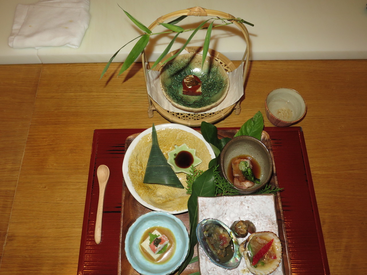 Sasamiaki Renkonmochi, Goma Doufu, Kamo Mizoreae, Akagai Bata-Yaki, Ougon Tamago, Sake Tsukasabotan (Kochi) Sasamiaki Renkonmochi, Goma Doufu, Kamo Mizoreae, Akagai Bata-Yaki, Ougon Tamago, Sake Tsukasabotan (Kochi)