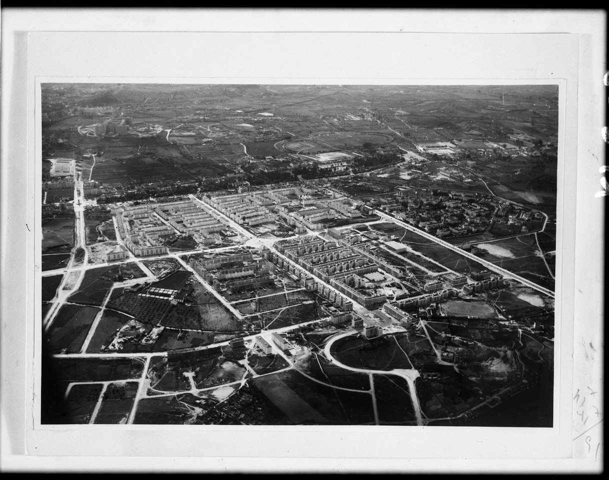 Fotografia aérea sobre o bairro de Alvalade, 1950