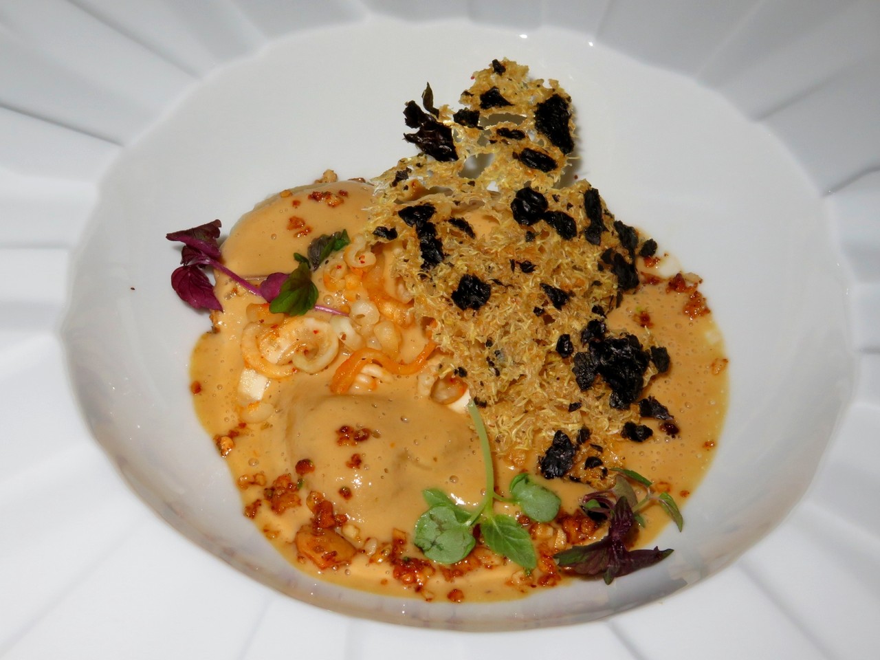 Ravioli de foie gras e Espelette / Aveludado de sardinha e lula crocante (Paulo Matias)