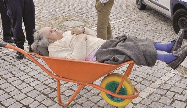 Idosa Carro de Mão.jpg