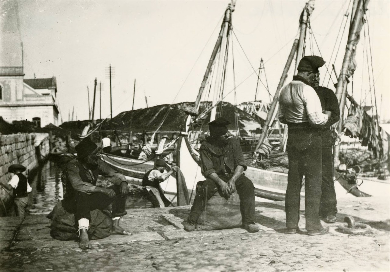 Eduardo_Portugal_Pescadores_junto_a_Ribeira_Velha_