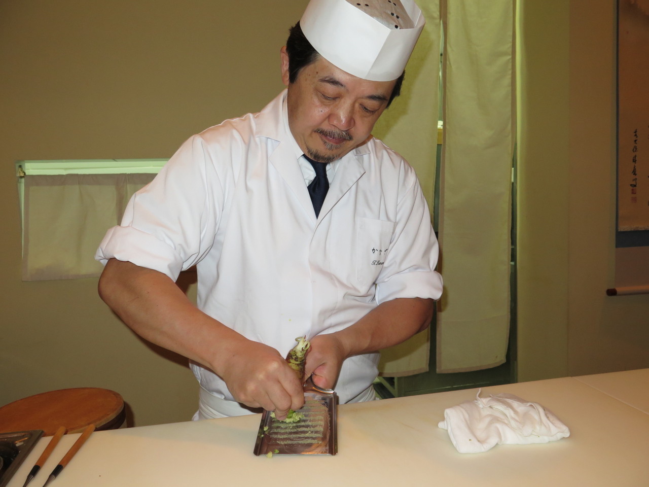 Tomoaki Kanazawa e a raiz da planta Wasabia Japonica Tomoaki Kanazawa e a raiz da planta Wasabia Japonica
