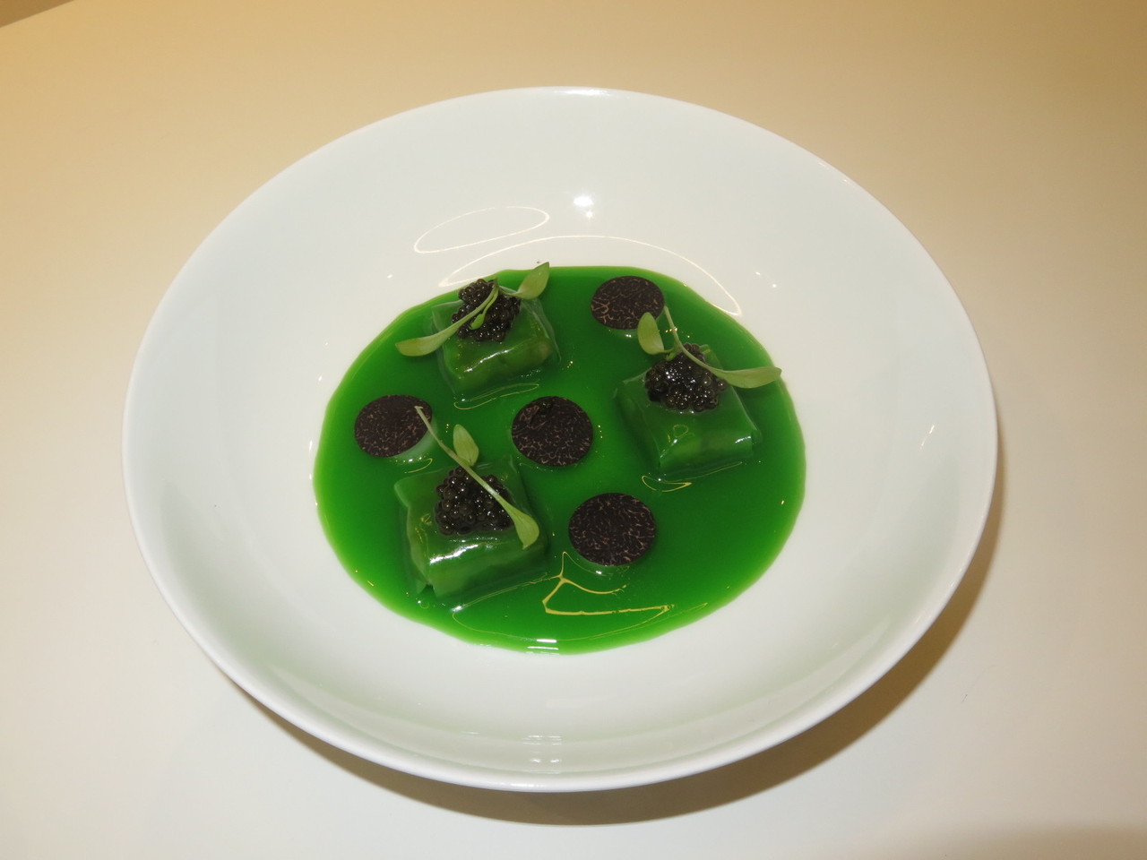 Feijão-verde, batatas-trufadas, caviar, trufa negra