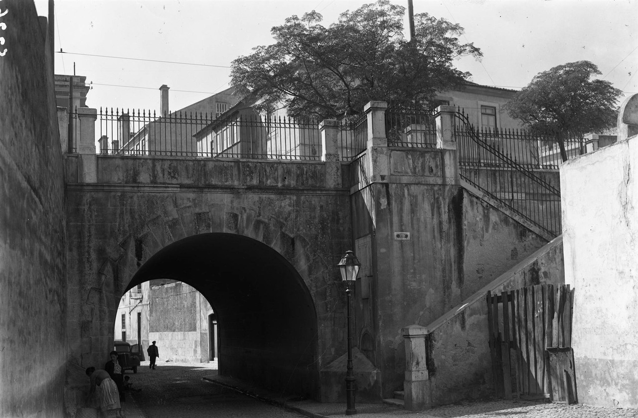 Arco do Regueirão dos Anjos, junto à Rua Febo Mo Arco do Regueirão dos Anjos, junto à Rua Febo Mo