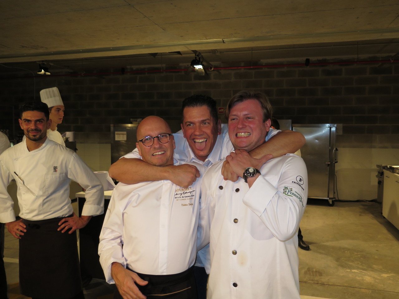 A boa disposição dos 3 chefs 3*** Michelin do Gourmet Culinary Gourmet Extravaganza: Heinz Beck, Jacob Jan Boerma e Kevin Fehling A boa disposição dos 3 chefs 3*** Michelin do Gourmet Culinary Gourmet Extravaganza: Heinz Beck, Jacob Jan Boerma e Kevin Fehling