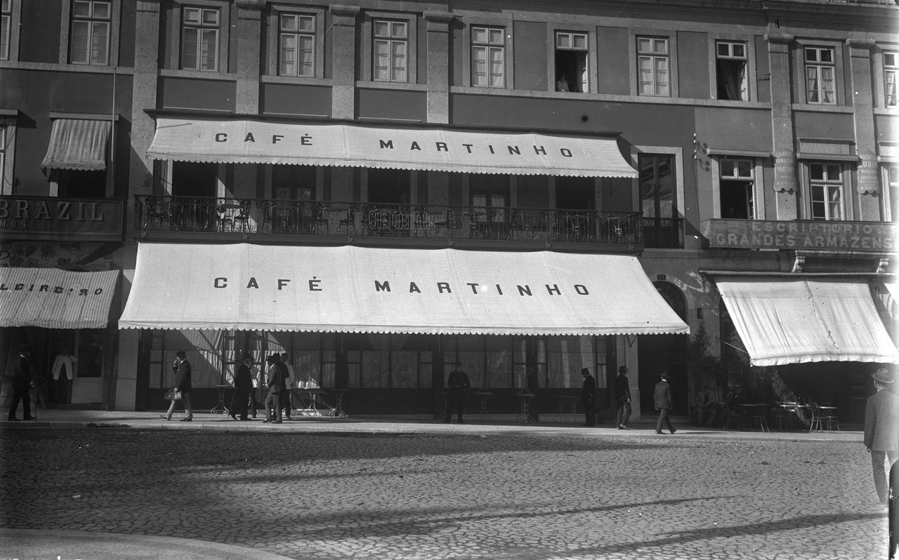 Café Martinho, 1909, foto de Joshua Benoliel, in 