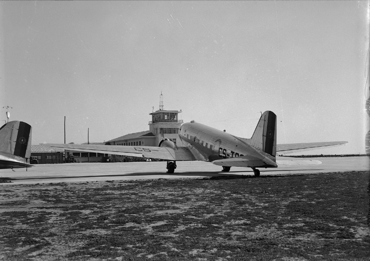 Dakota CS-TDC (?) dos T.A.P. estacionado no aeroporto da Portela, Lisboa (M. de Novaes, c. 1946)